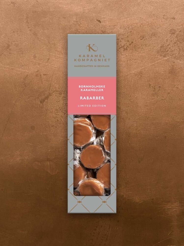Karamel Kompagniet flødekarameller med smag af rabarber. Det er en limited edition.