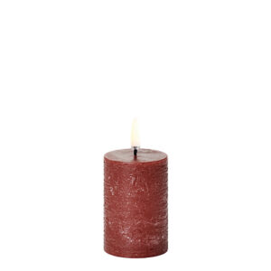 Uyuni LED Pillar Candle, lille, i farven Carmine Red.