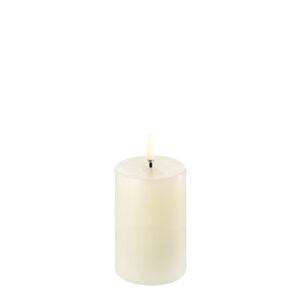 Uyuni LED Pillar Candle, lille, i farven Ivory.