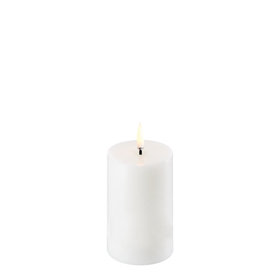 Uyuni LED Pillar Candle, lille, i farven Nordic White.