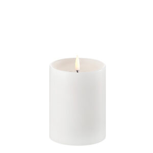 Uyuni LED Pillar Candle i farven Nordic White